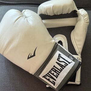 Everlast Cream Boxing Gloves